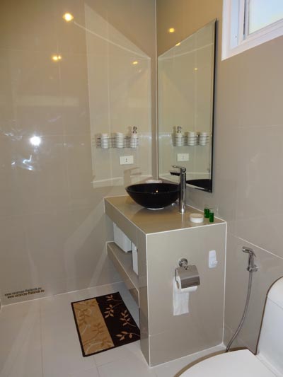 english photo 36, Bathroom Sacre Coeur Room with Cw Washbasin and Hand Shower